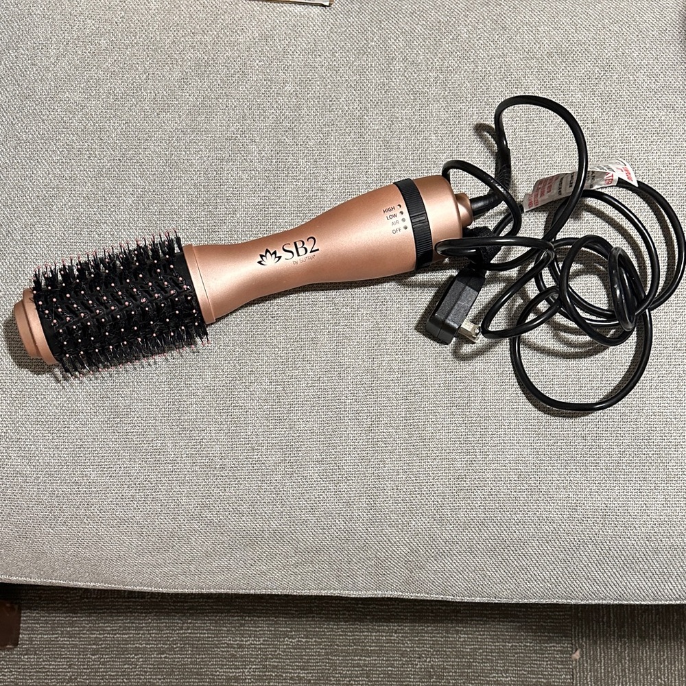SB2 Hair Dryer Brush in Gold and Black